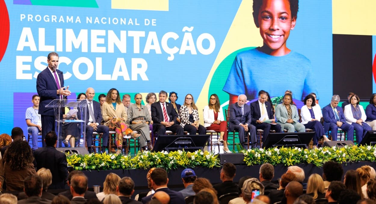 Diretor-geral brasileiro de Itaipu, Enio Verri, discursou durante o evento.