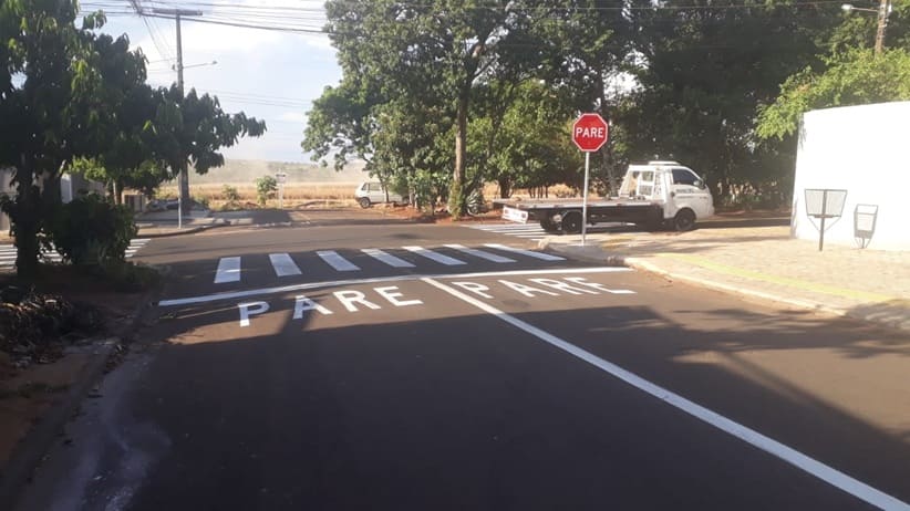 Nova sinalização na esquina da Rua Guariba com a Rua Goiatuba.