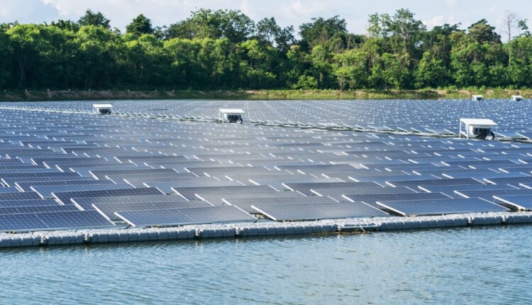 Usina solar flutuante ficará próxima à margem paraguaia do lago de Itaipu.