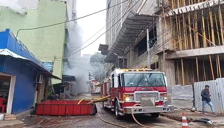 Bombeiros Voluntários de Ciudad del Este trabalham desde o início da manhã no local.