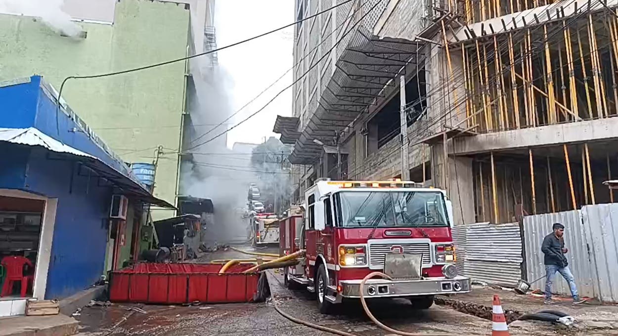 Bombeiros Voluntários de Ciudad del Este trabalham desde o início da manhã no local.