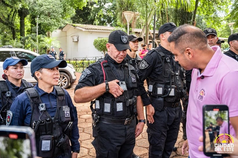 Prefeito Miguel Prieto vistoria as câmeras corporais em Ciudad del Este.