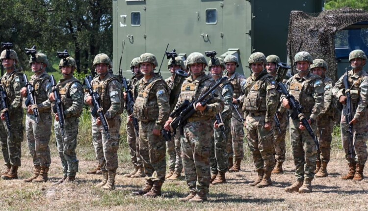 Militares da Argentina durante a assinatura do convênio em Clorinda.