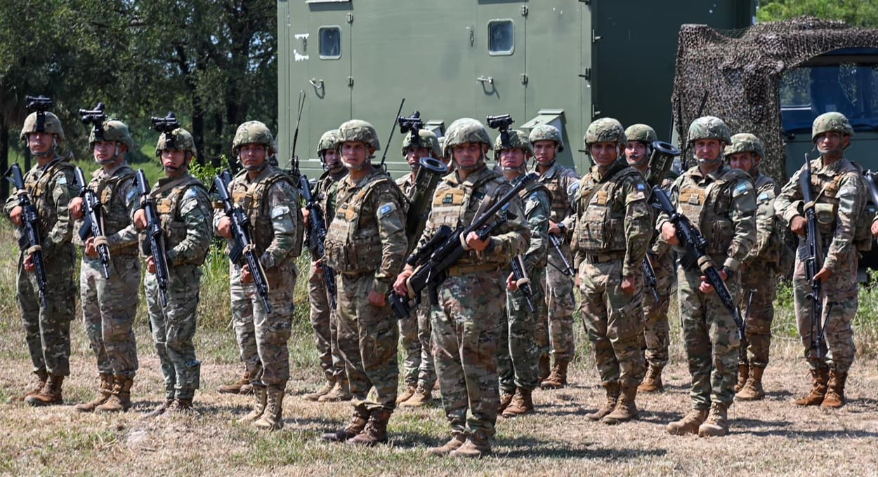 Militares da Argentina durante a assinatura do convênio em Clorinda.