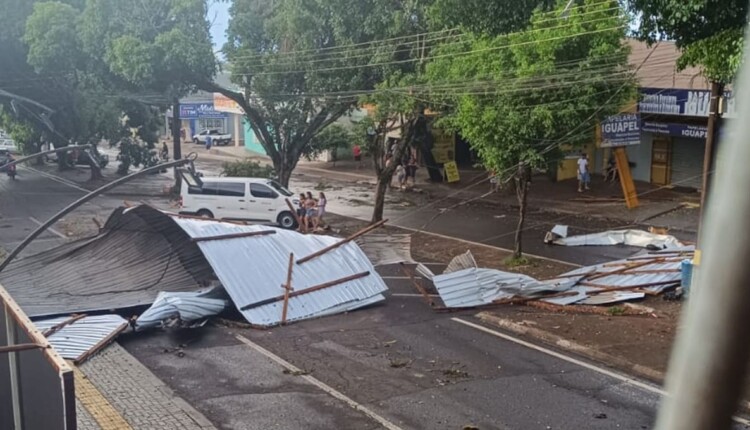 Destelhamento de edifício na Avenida Mário Filho, Região Leste de Foz do Iguaçu.