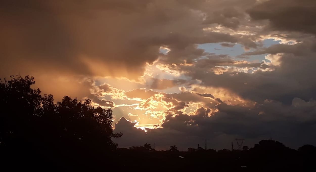 Nuvens do fim da tarde de sexta-feira (7) em Foz do Iguaçu; em alguns locais, moradores chegaram a ver um arco-íris duplo no céu.