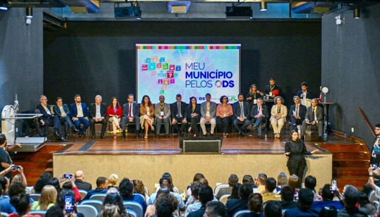 Diretor-geral brasileiro de Itaipu, Enio Verri, marcou presença no evento.