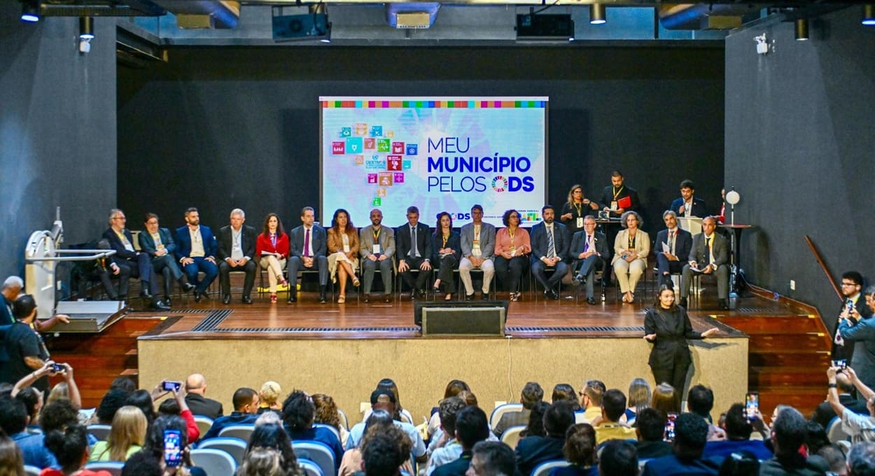 Diretor-geral brasileiro de Itaipu, Enio Verri, marcou presença no evento.