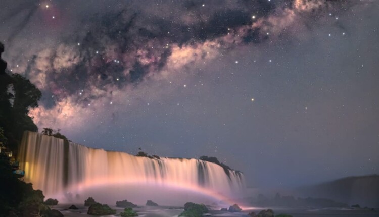 Devido à pouca incidência de luzes, mirantes das Cataratas proporcionam grandes oportunidades para fotografar o céu noturno.