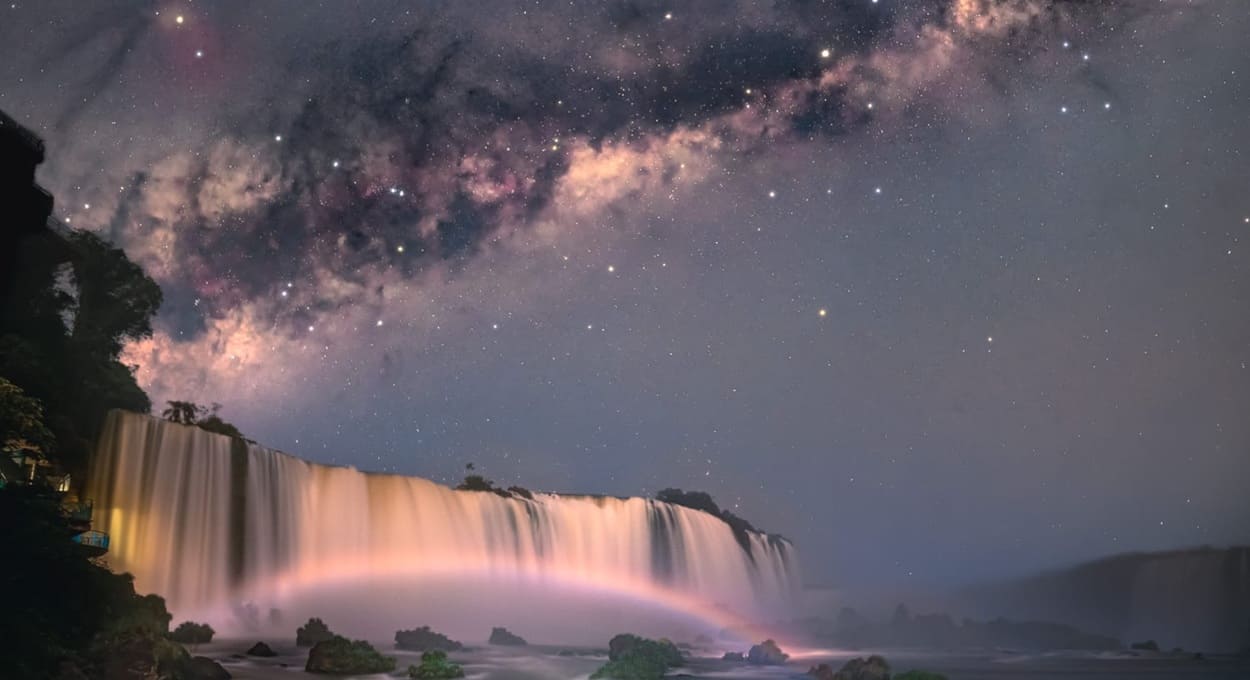 Devido à pouca incidência de luzes, mirantes das Cataratas proporcionam grandes oportunidades para fotografar o céu noturno.