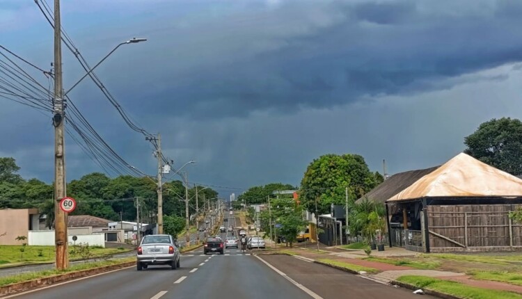 Nuvens carregadas no horizonte da Avenida Felipe Wandscheer, Região Leste de Foz do Iguaçu.