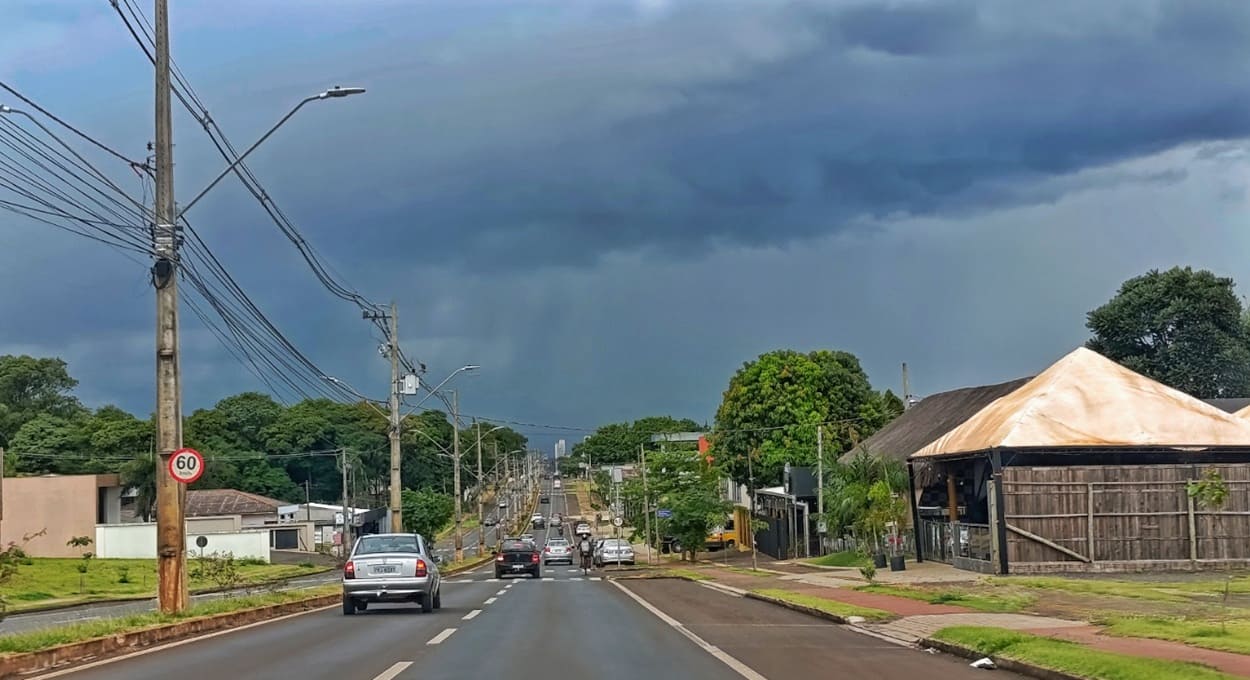 Nuvens carregadas no horizonte da Avenida Felipe Wandscheer, Região Leste de Foz do Iguaçu.