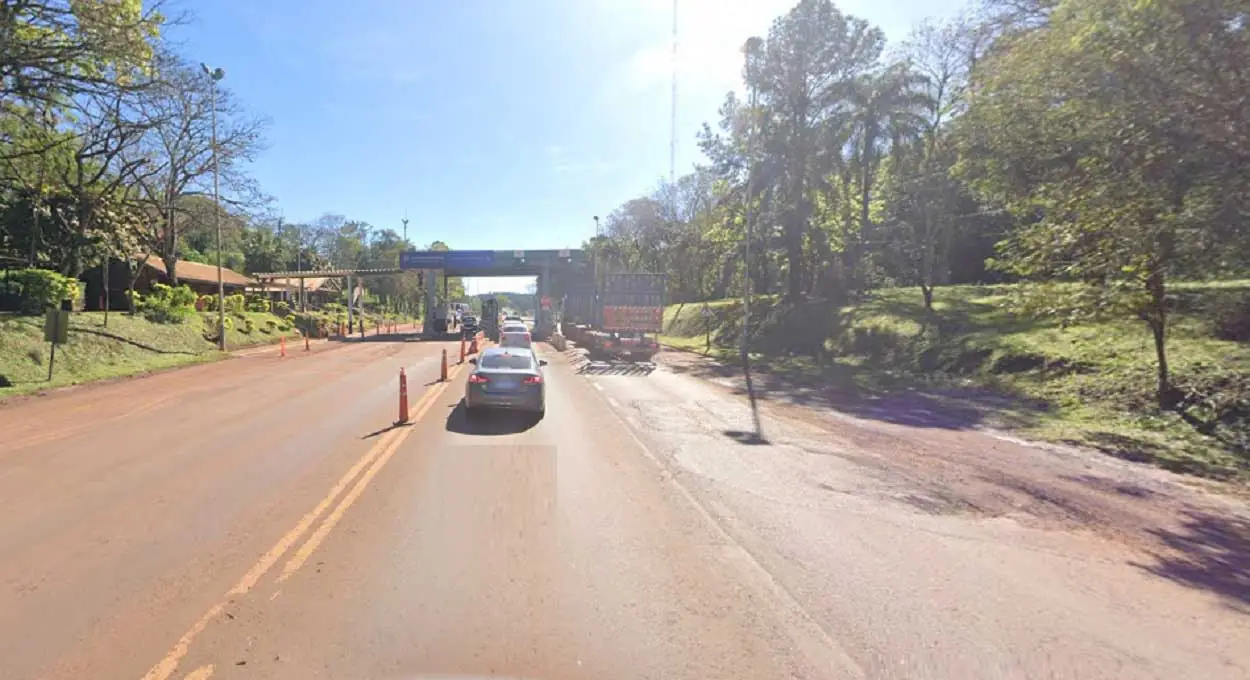 Rodovia Nacional n.º 12 conecta Puerto Iguazú com o restante do território da Argentina.