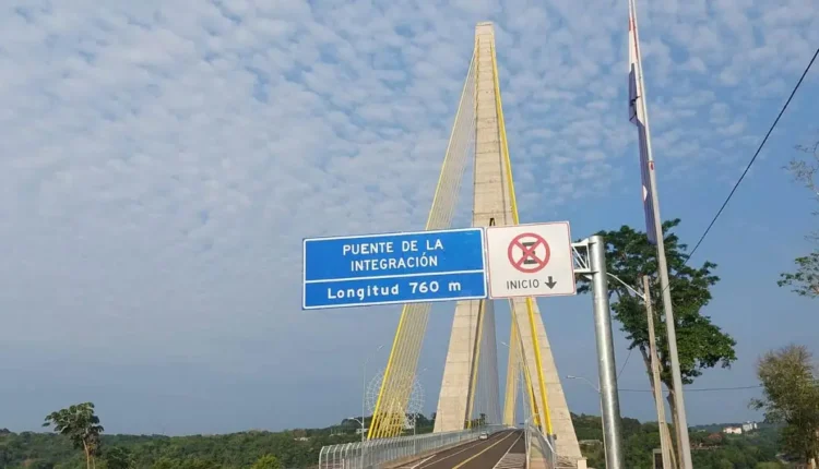 Vista da cabeceira paraguaia da Ponte da Integração.