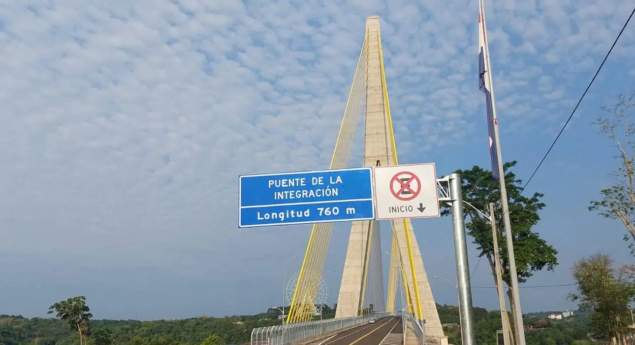 Vista da cabeceira paraguaia da Ponte da Integração.