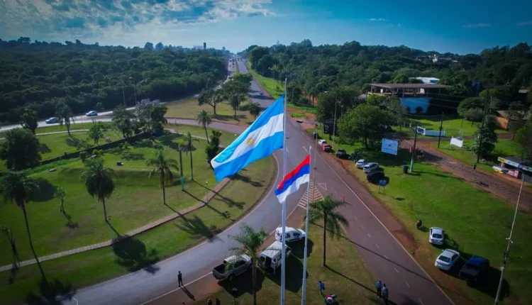 Bandeiras da Argentina e da província de Misiones na rotatória de acesso a Puerto Iguazú.