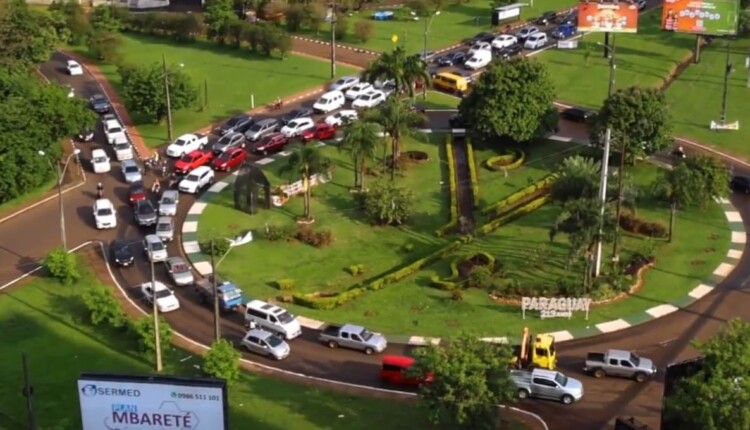 Vista aérea da congestionada rotatória da Área 1, em Ciudad del Este.