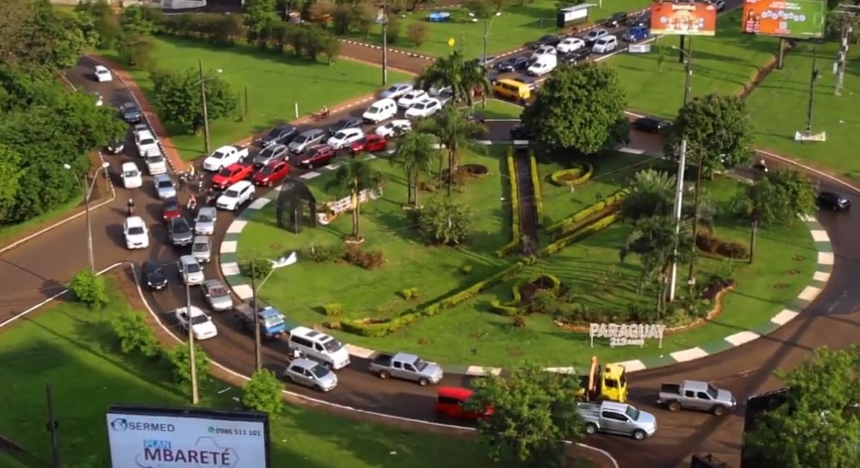 Vista aérea da congestionada rotatória da Área 1, em Ciudad del Este.