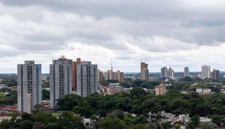 Céu nublado em Foz do Iguaçu, com a região do Jardim Central em primeiro plano.