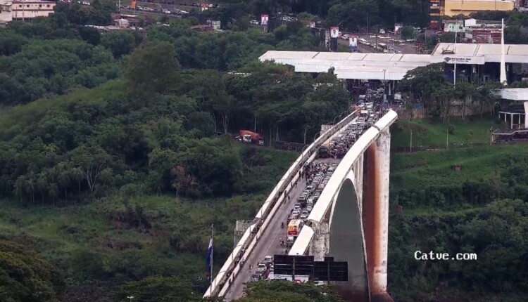 Panorama da Ponte da Amizade por volta das 12h30 desta terça-feira (18), com trânsito interrompido.