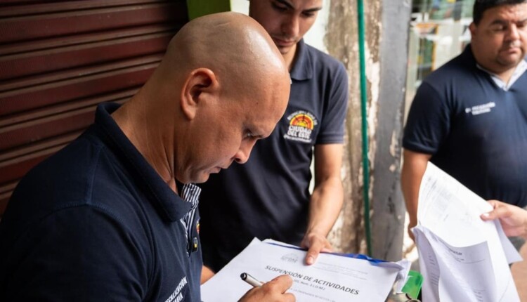 Carlos Cantero, chefe da Divisão de Fiscalização Tributária da prefeitura de Ciudad del Este, assinou a ordem de suspensão.