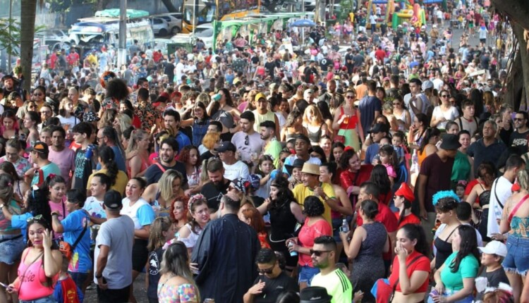 Concentração de foliões na Praça da Paz, área central de Foz do Iguaçu.