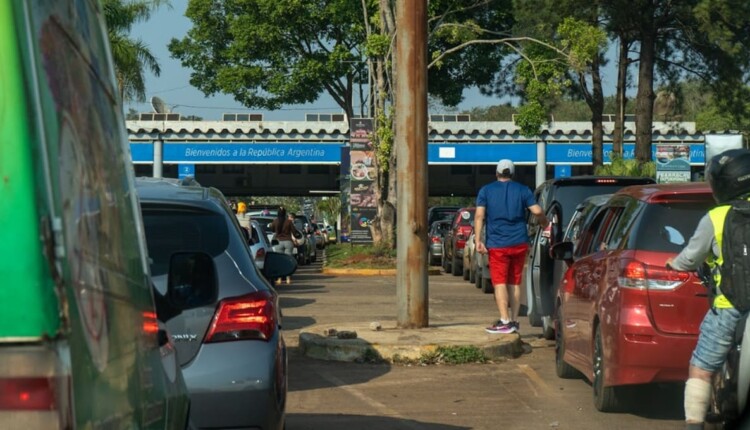 Fila de veículos na aduana argentina da Ponte Tancredo Neves, em imagem de arquivo.