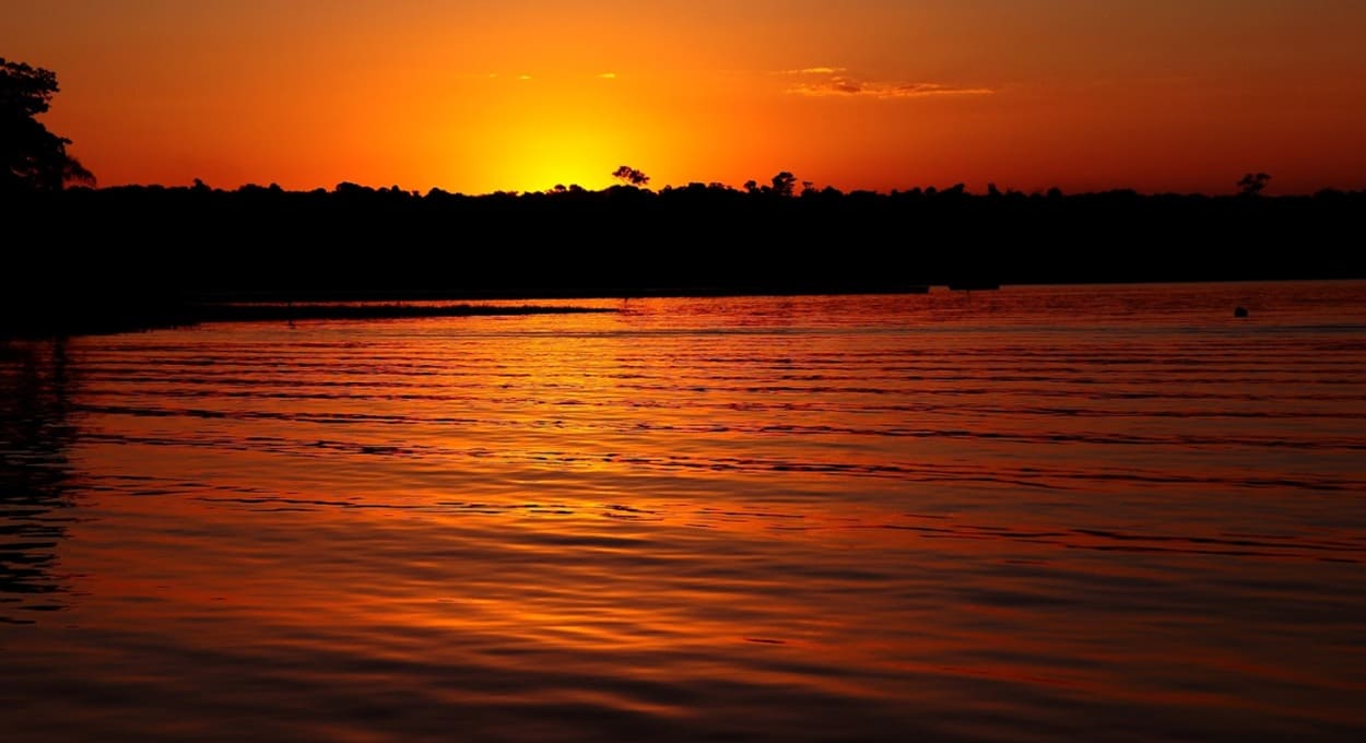 Fim de tarde nas águas do lago de Itaipu em Foz do Iguaçu.