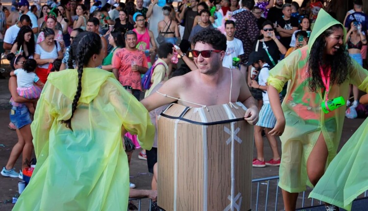 Sim, fantasias com capa amarela e barril fazem muito sentido no carnaval de Foz do Iguaçu.