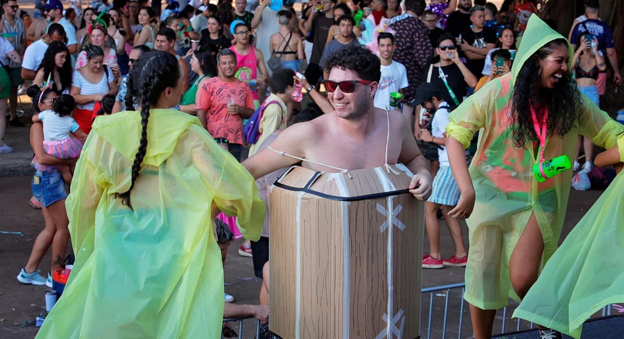 Sim, fantasias com capa amarela e barril fazem muito sentido no carnaval de Foz do Iguaçu.