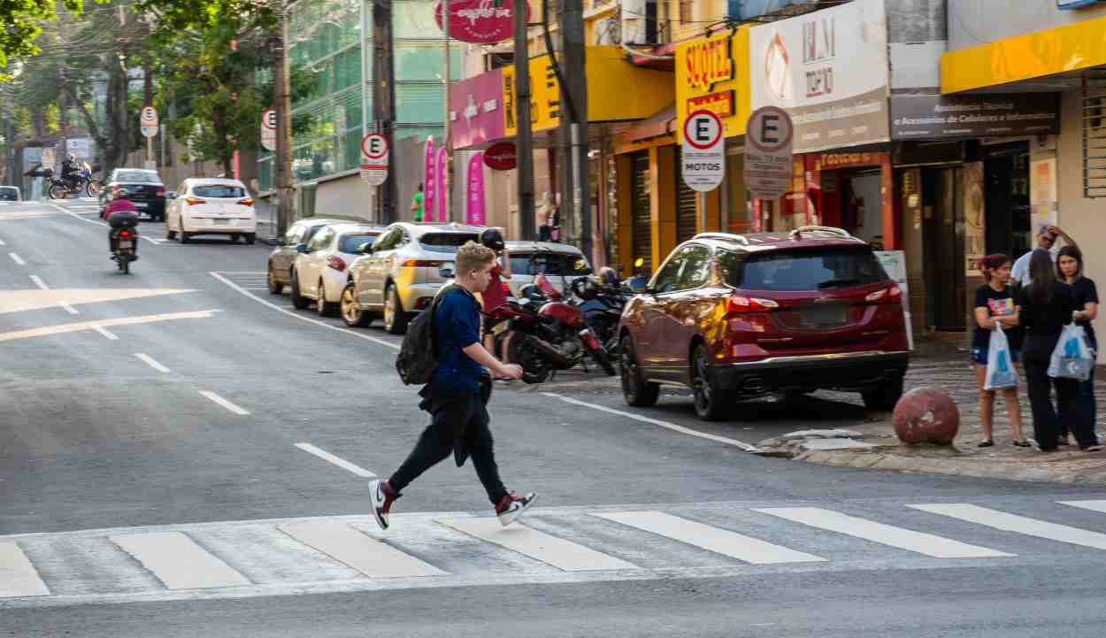 Abre e fecha no carnaval em Foz: banco, escola, saúde e coleta de lixo