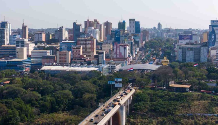 Estudantes de Medicina no Paraguai amargam demora na entrega do diploma