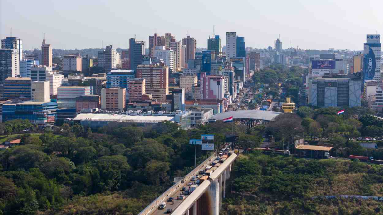 Estudantes de Medicina no Paraguai amargam demora na entrega do diploma