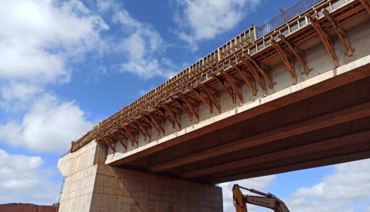 Obra da Perimetral interdita avenidas Maria Bubiak e República Argentina