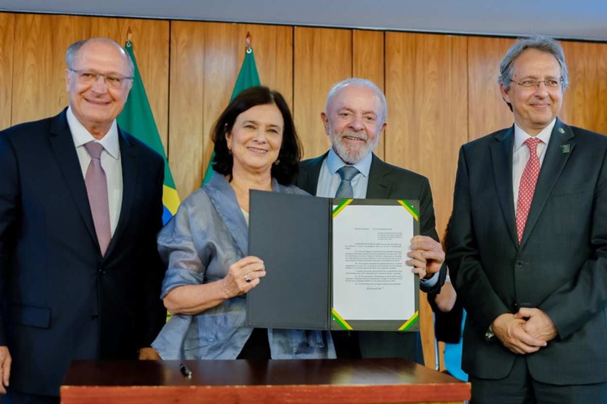 Saúde anuncia vacina contra a dengue 100% brasileira e aplicação em massa