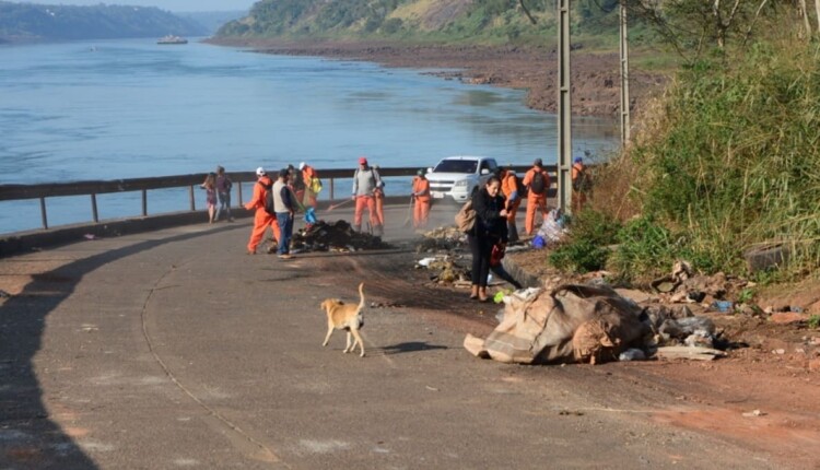 Queixas sobre queima de lixo na margem do Rio Paraná no Paraguai são constantes desde 2019.