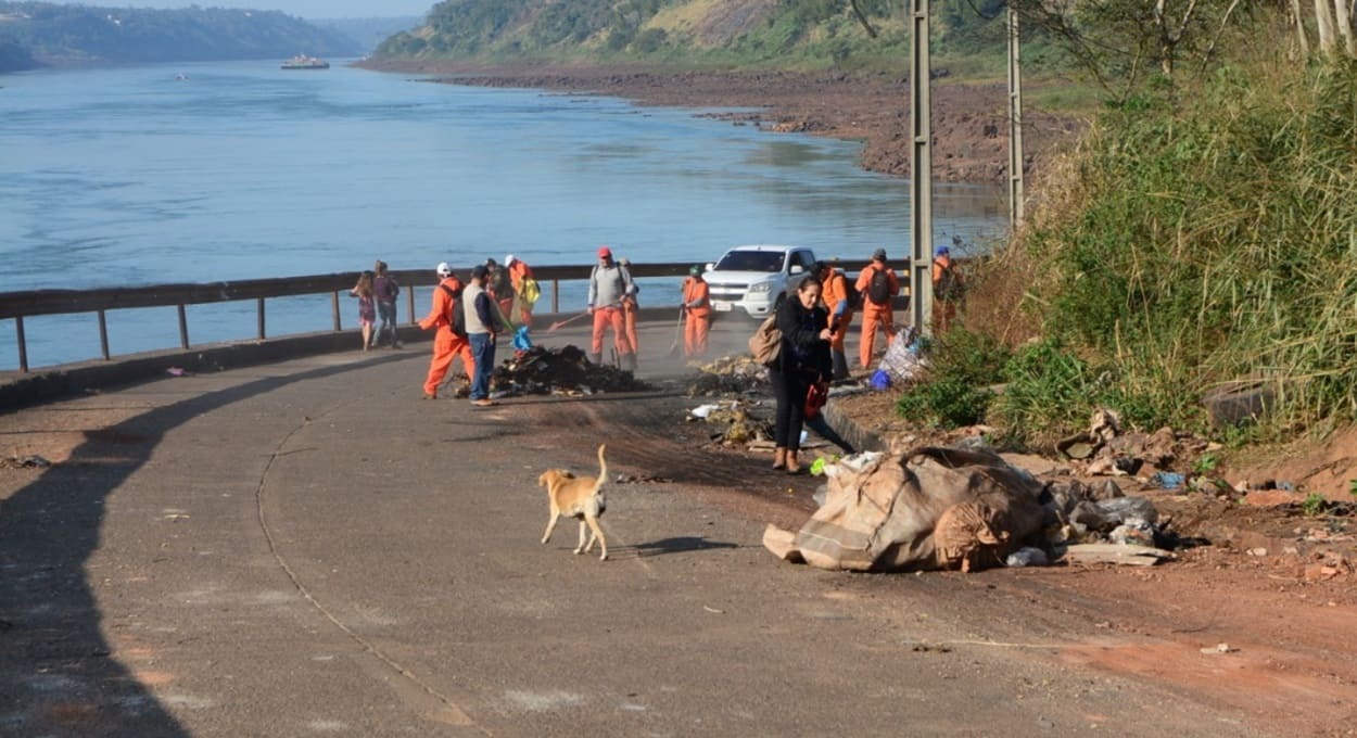 Queixas sobre queima de lixo na margem do Rio Paraná no Paraguai são constantes desde 2019.