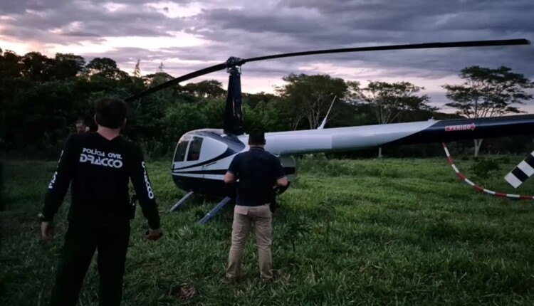 Policiais civis do Mato Grosso do Sul foram ao Paraguai para a recuperação do helicóptero.