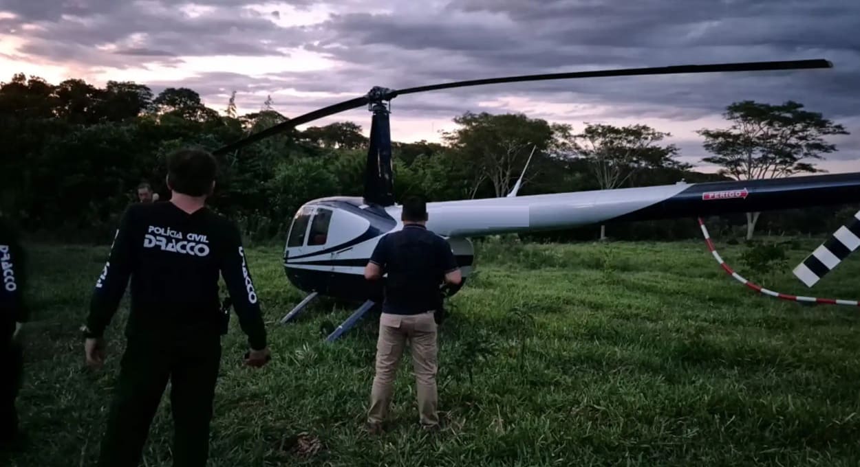 Policiais civis do Mato Grosso do Sul foram ao Paraguai para a recuperação do helicóptero.