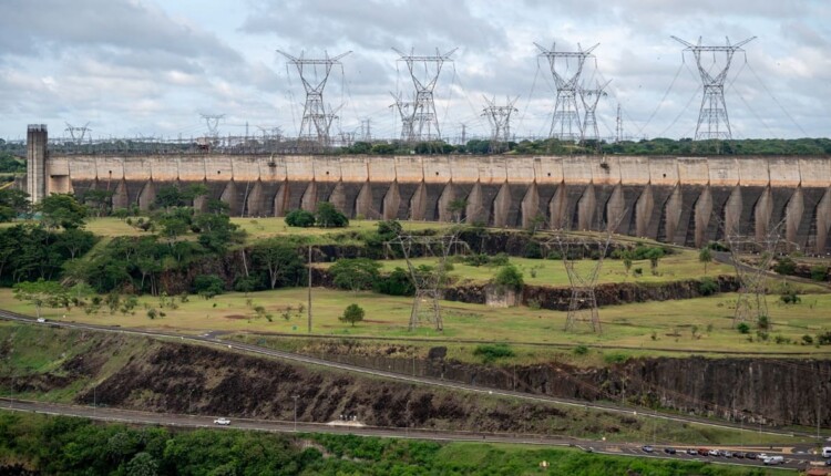 No Brasil e no Paraguai, Itaipu é a principal geradora do sistema.