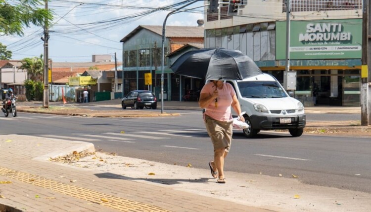 Guarda-chuva para proteção contra o sol, rotina de quem sai à rua em Foz do Iguaçu.