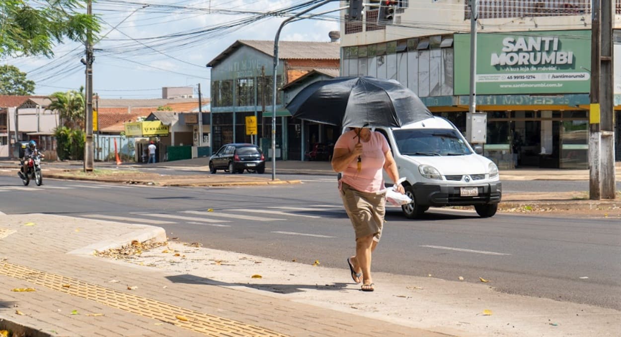 Guarda-chuva para proteção contra o sol, rotina de quem sai à rua em Foz do Iguaçu.