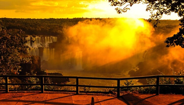 Pôr do sol nas Cataratas do Iguaçu, em passeio feito após o horário de fechamento do parque para as visitas turísticas convencionais.