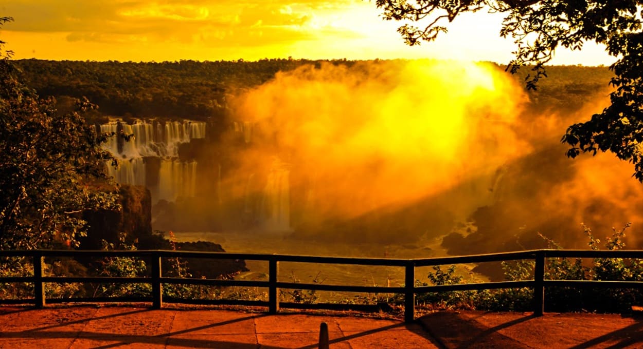 Pôr do sol nas Cataratas do Iguaçu, em passeio feito após o horário de fechamento do parque para as visitas turísticas convencionais.