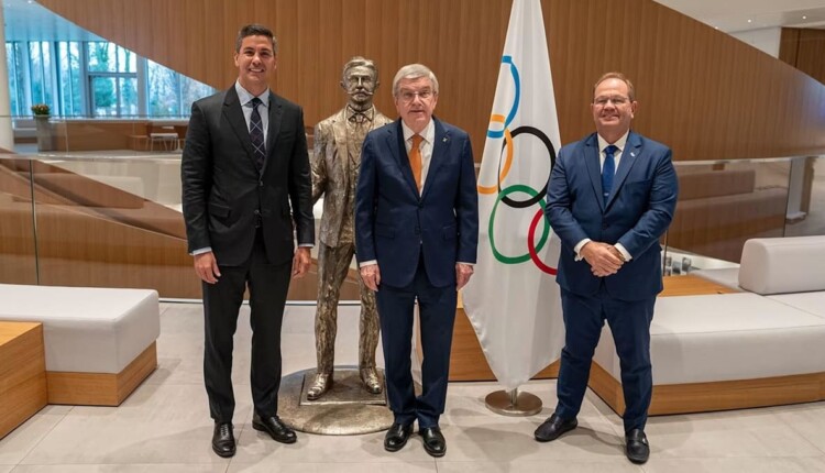 Santiago Peña (esquerda), presidente do Paraguai, em visita a Thomas Bach (centro), presidente do COI.