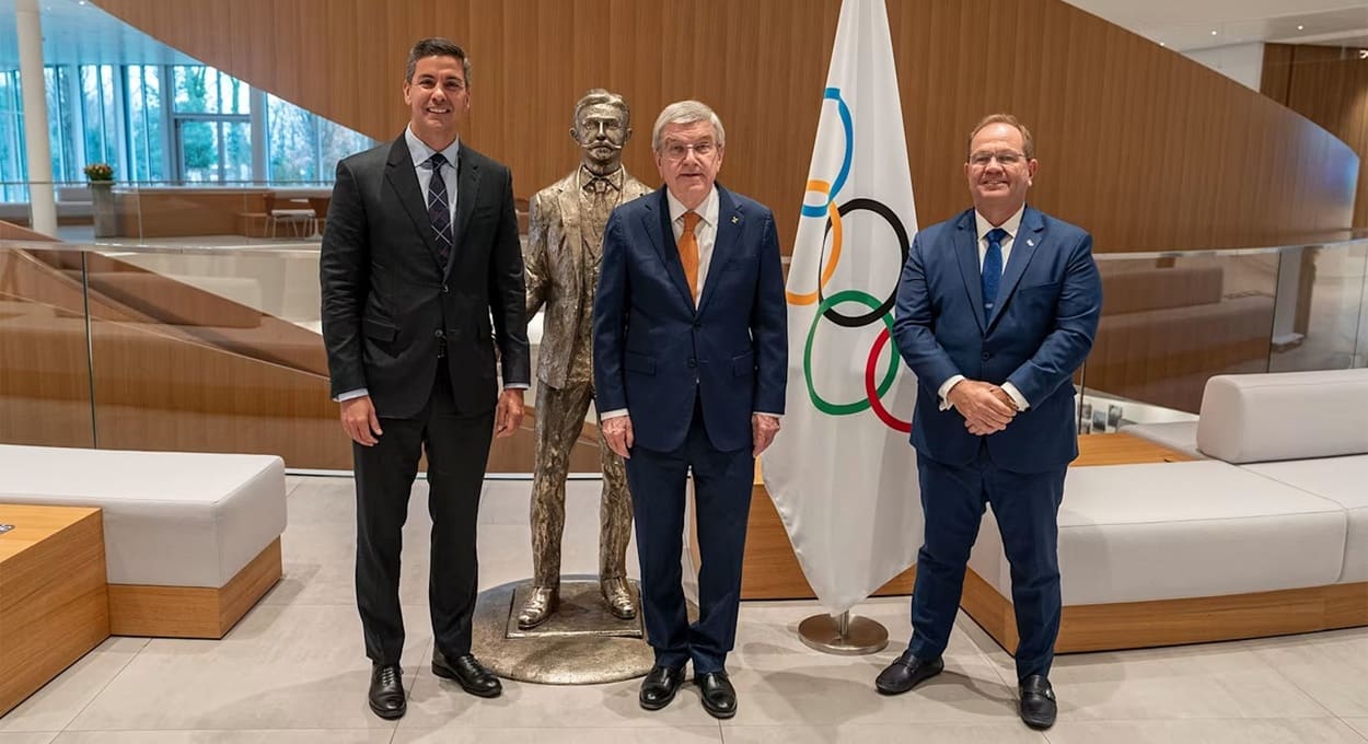 Santiago Peña (esquerda), presidente do Paraguai, em visita a Thomas Bach (centro), presidente do COI.