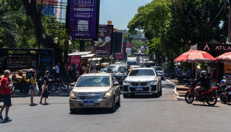 Estacionar nas quadras próximas à Ponte da Amizade, no Paraguai, nem sempre é tarefa simples.