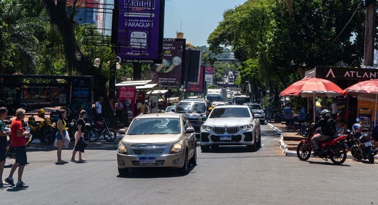 Estacionar nas quadras próximas à Ponte da Amizade, no Paraguai, nem sempre é tarefa simples.