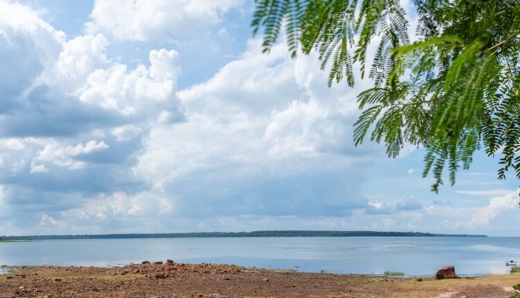 Usina solar flutuante ficará na margem paraguaia do lago de Itaipu.