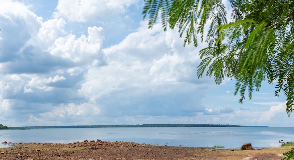 Usina solar flutuante ficará na margem paraguaia do lago de Itaipu.